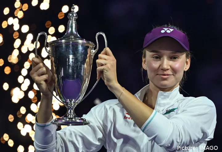 Elena Rybakina celebra con el trofeo de las WTA Finals.