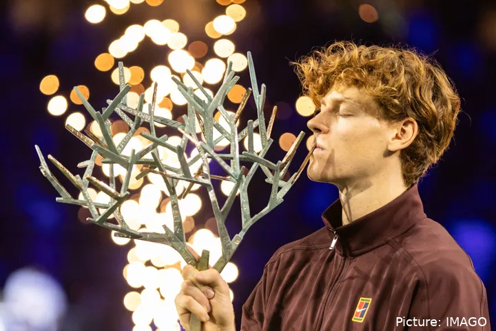Jannik Sinner recuperou o número um do ranking a Carlos Alcaraz depois de triunfar no Masters de Paris
