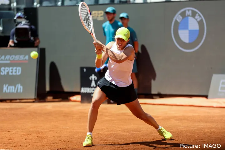 Swiatek nach einem Rückhand-Schlag in der dritten Runde des Rome Open