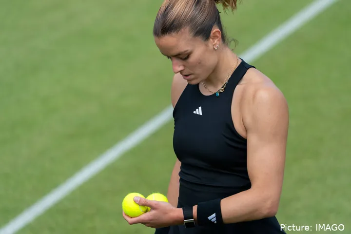 Maria Sakkari celebra tras avanzar a la segunda ronda del Australian Open 2026