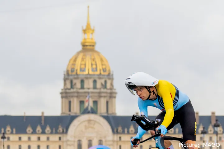 Wout van Aert test dichte wielen tijdens de Olympische Spelen 2024