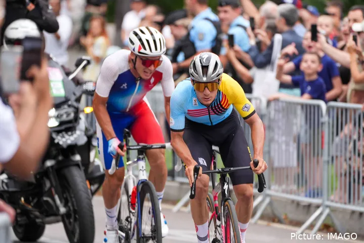 Remco Evenepoel valt aan voor de overwinning op de Olympische Spelen in Parijs. @Sirotti