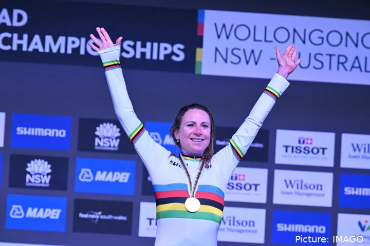 Podiumceremonie Annemiek van Vleuten na het winst in de WK Wegwedstrijd in 2022, Wollongong