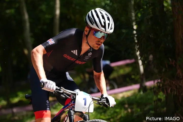 Pidcock in actie tijdens de Olympische mountainbikewedstrijd in Parijs