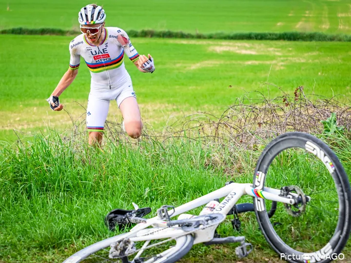 Tadej Pogacar crasht in Strade Bianche 2025