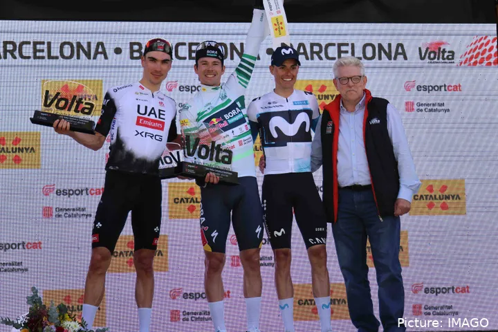 Enric Mas, op het podium van de Volta a Catalunya met Primoz Roglic en Juan Ayuso.