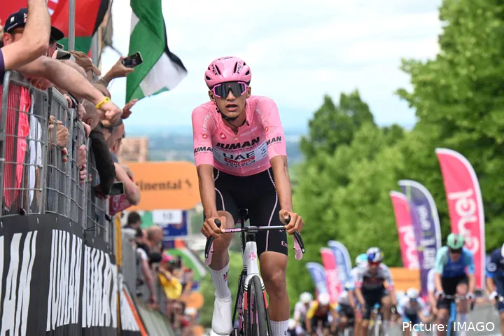 Isaac Del Toro, trotse drager van de maglia rosa na 15 etappes in de Giro d’Italia 2025