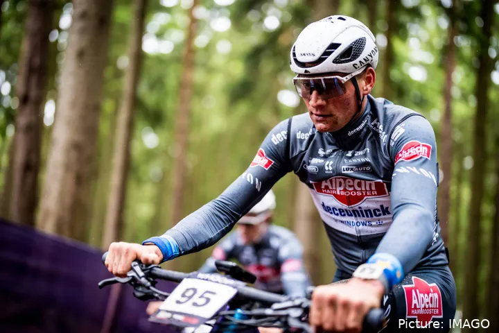 De terugkeer van Mathieu van der Poel in het mountainbiken verliep desastreus.