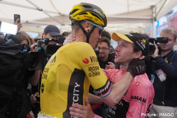 Dylan van Baarle viert de Giro d’Italia-zege met Simon Yates