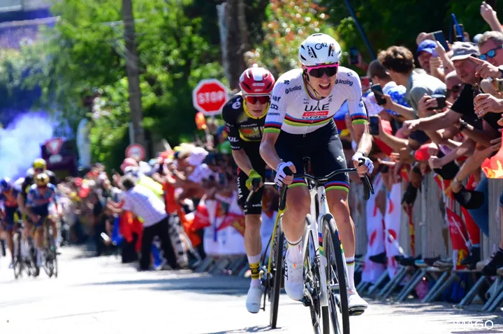 Tadej Pogacar blies Jonas Vingegaard weg in de Tour de France 2025.