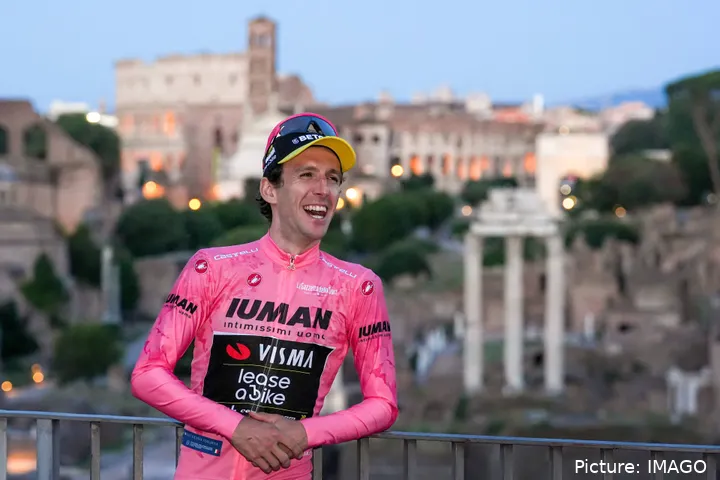 Simon Yates in de roze trui op het podium van de Giro d'Italia 2025