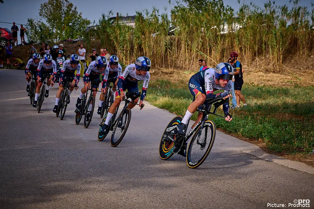 Red Bull BORA, durante la crono por equipos de la Vuelta a España 2025