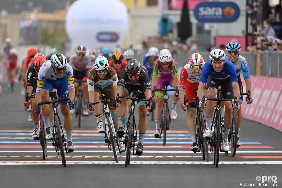 Sagan, Démare y Ballerini, disputando el esprint en la etapa 4 del Giro 2020