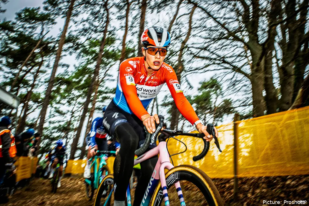 Marie Schreiber racing cyclocross during the 2025-2026 season