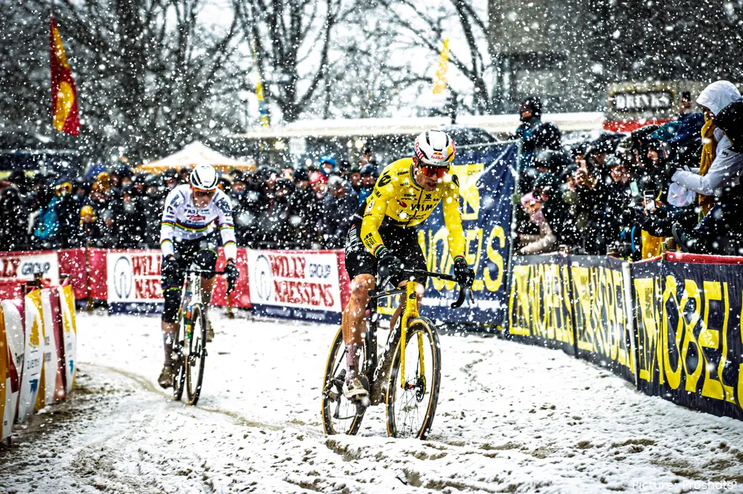 Wout van Aert führt Mathieu van der Poel beim Exact Cross Mol 2026 im Schnee an, bevor er erneut stürzt