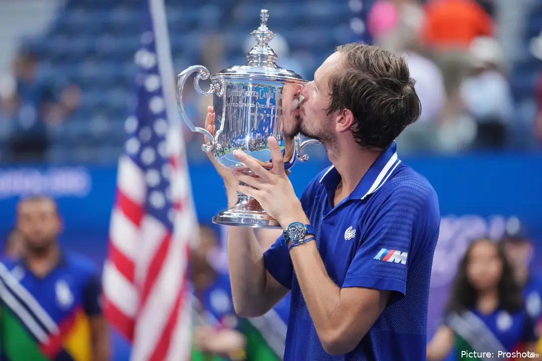 Daniil Medvedev kissing the trophy at 2021 US Open&nbsp;