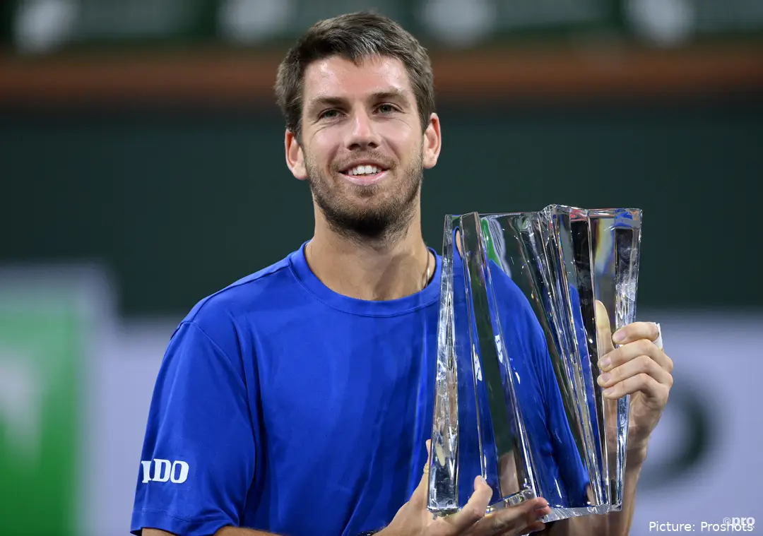 Cameron Norrie con su trofeo de ganador de Indian Wells tras su victoria en tres sets contra Nikoloz Basilashvili