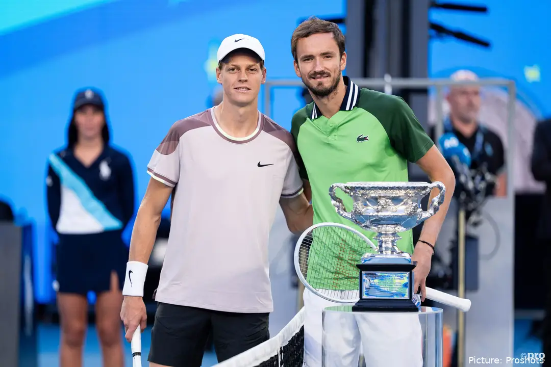 Daniil Medvedev y Jannik Sinner en la final del Open de Australia 2024.