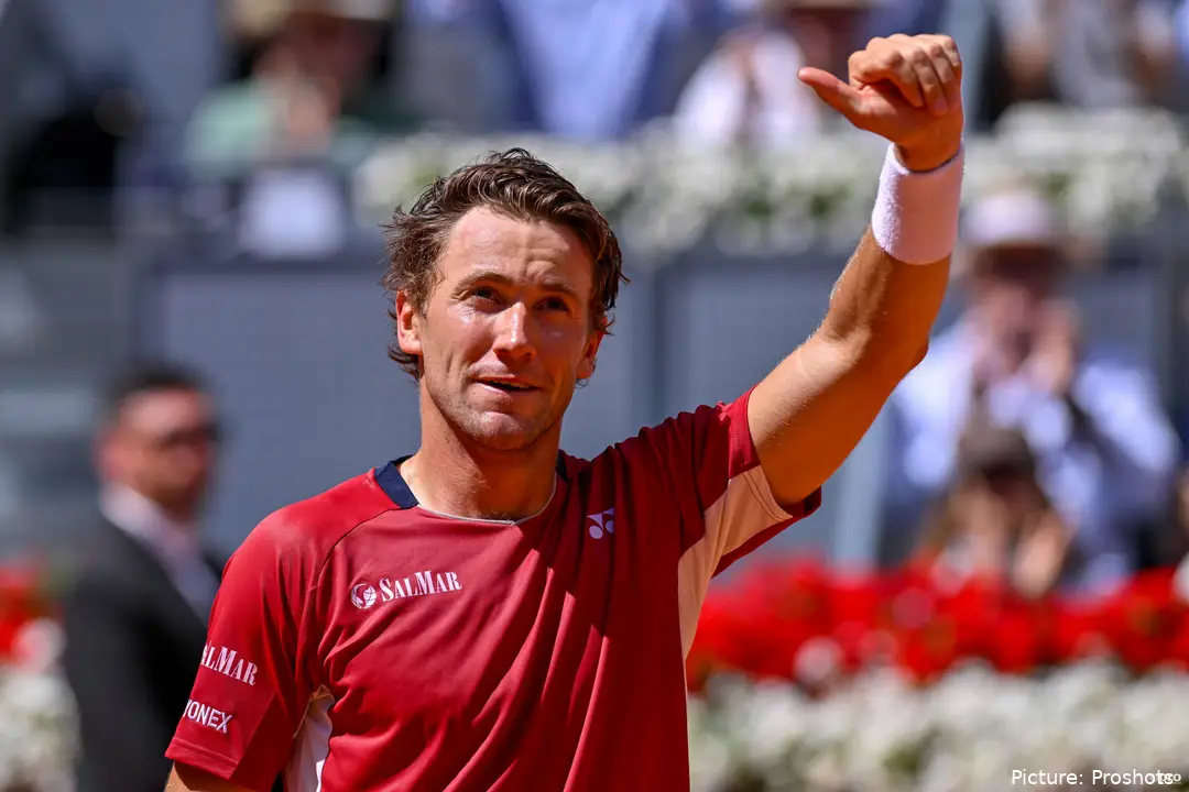 Casper Ruud waving to the crowd in Rome