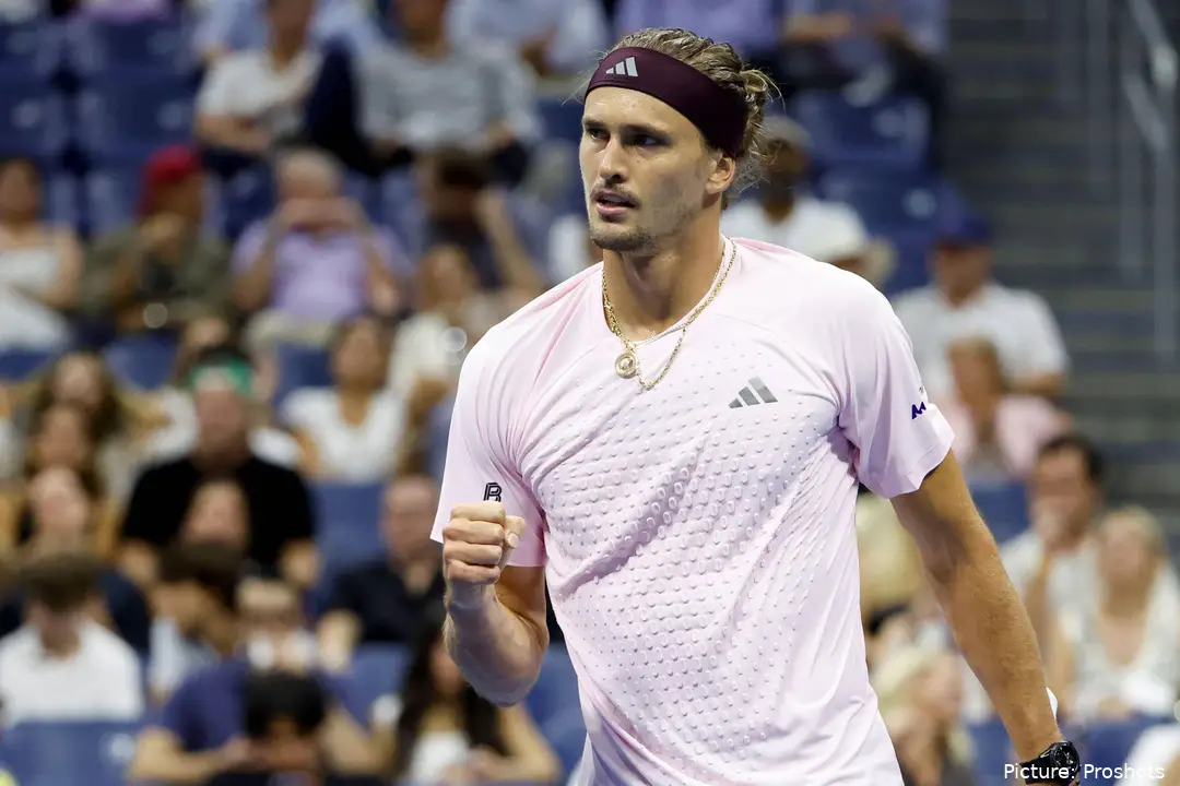 Alexander Zverev clenches his fist.