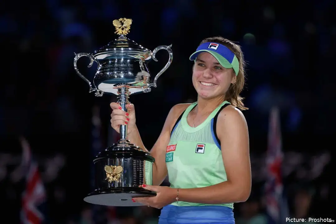 Sofia Kenin holding the trophy