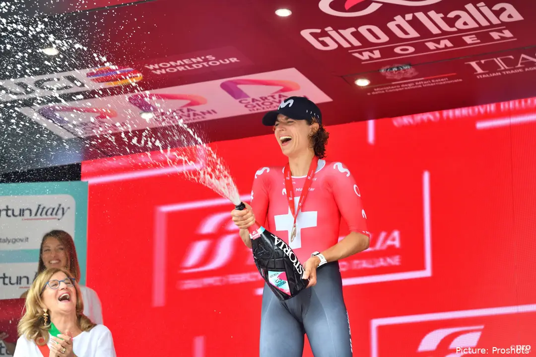 Marlen Reusser op het podium na een etappezege in de Giro Donne 2025
