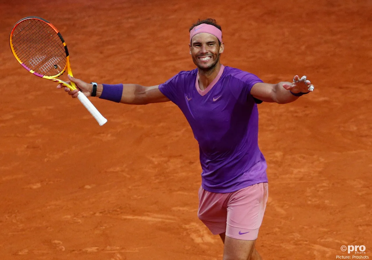 Bild Rafael Nadal, Arme ausgebreitet, Blick ins Publikum<br>