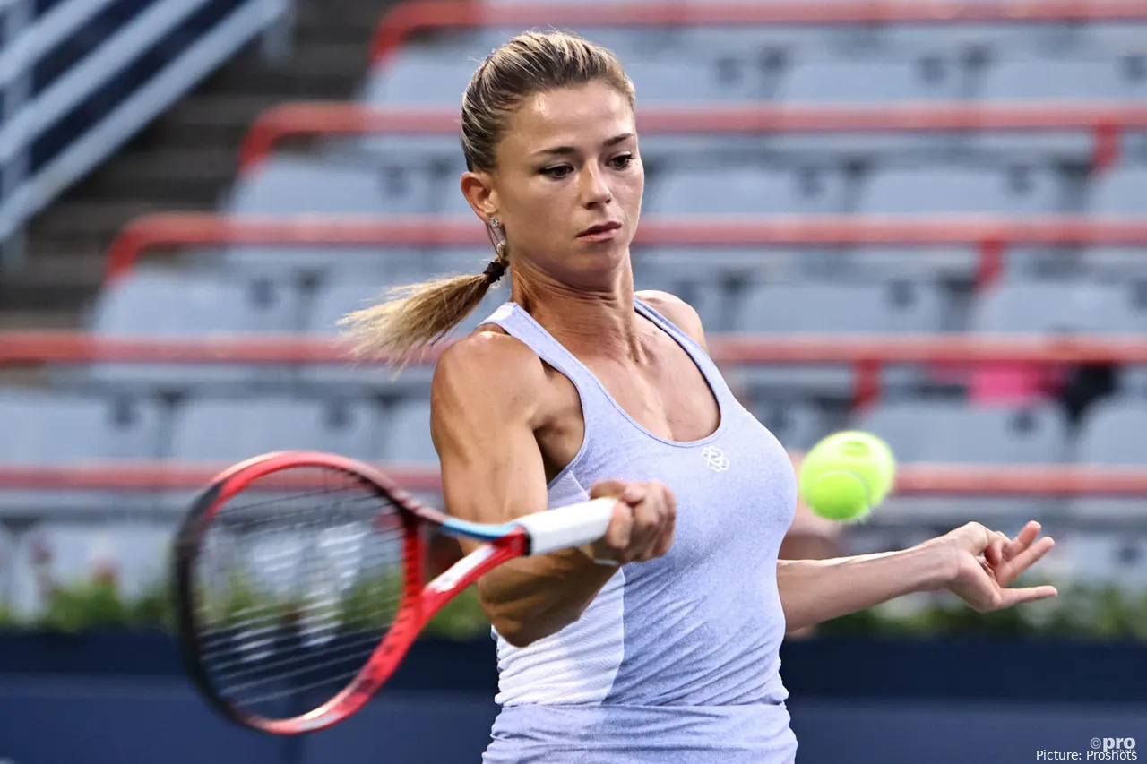 Bild Camila Giorgi kurz vor Vorhand Ball Annahme<br>