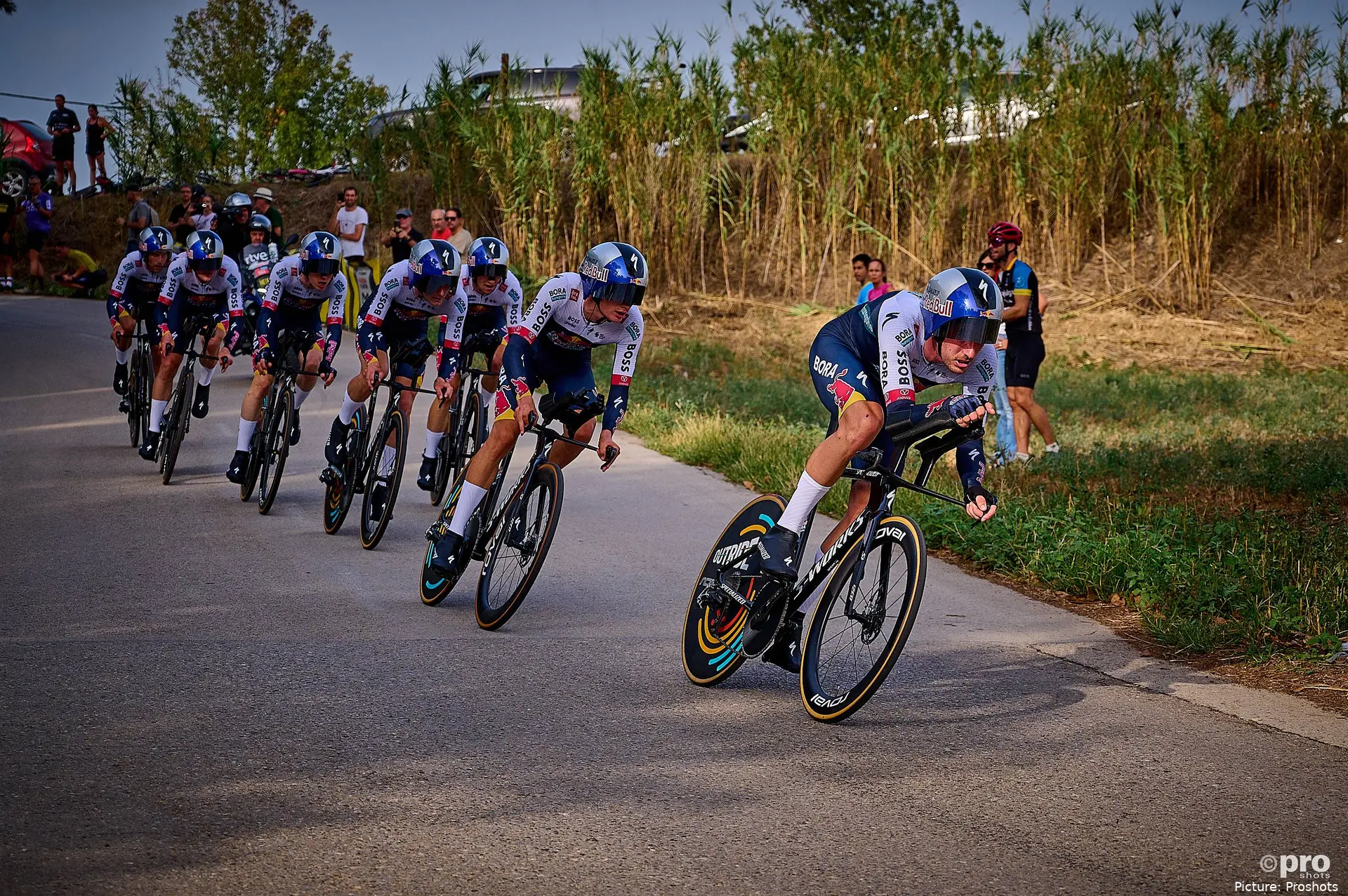 Red Bull BORA, durante la crono por equipos de la Vuelta a España 2025