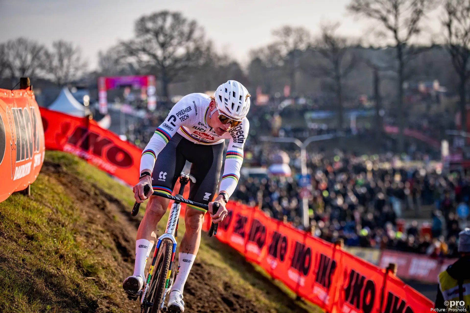 Mathieu van der Poel, en plena acción con el maillot de campeón del mundo de ciclocross