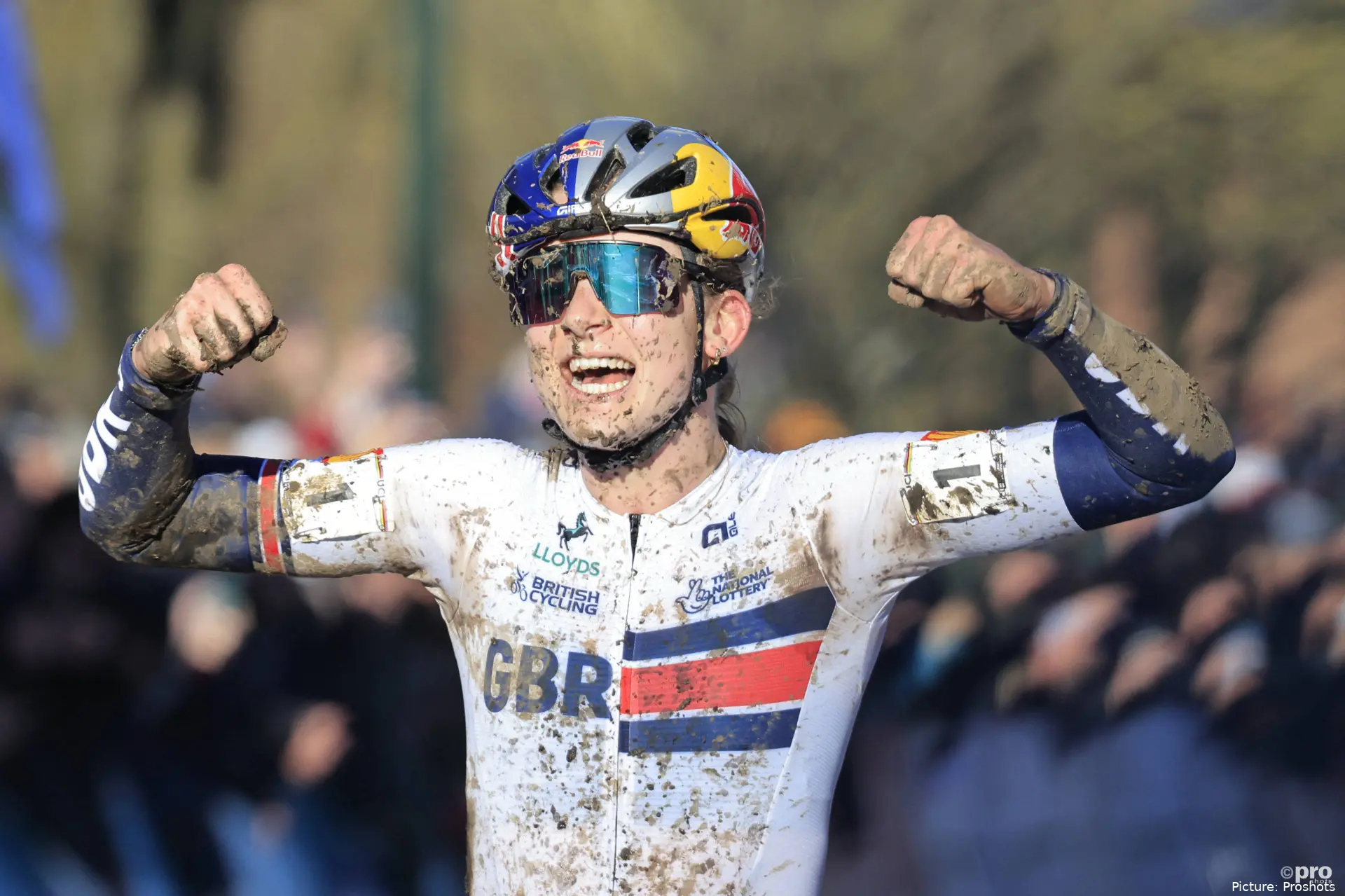 Zoe Backstedt con el maillot británico ganando una carrera de ciclocross