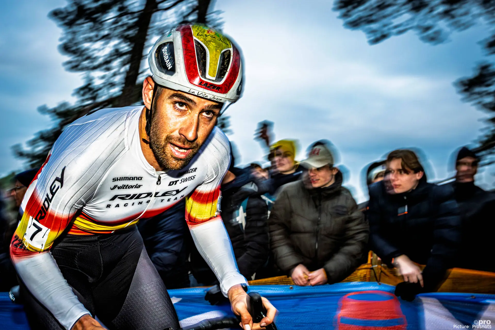 Felipe Orts racing in the Spanish cyclocross national champion jersey