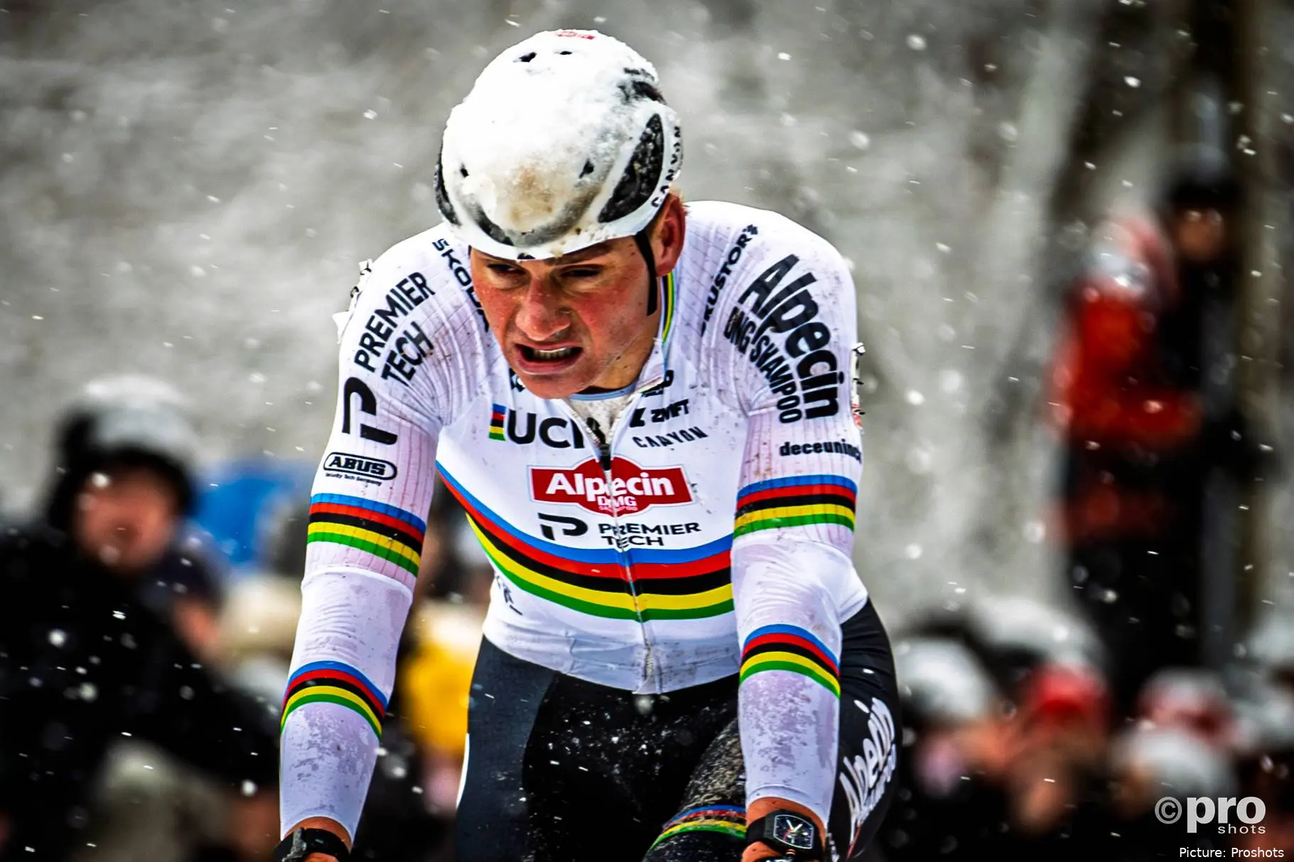 Mathieu van der Poel em sofrimento após vencer a Exact Cross Mol sob neve intensa