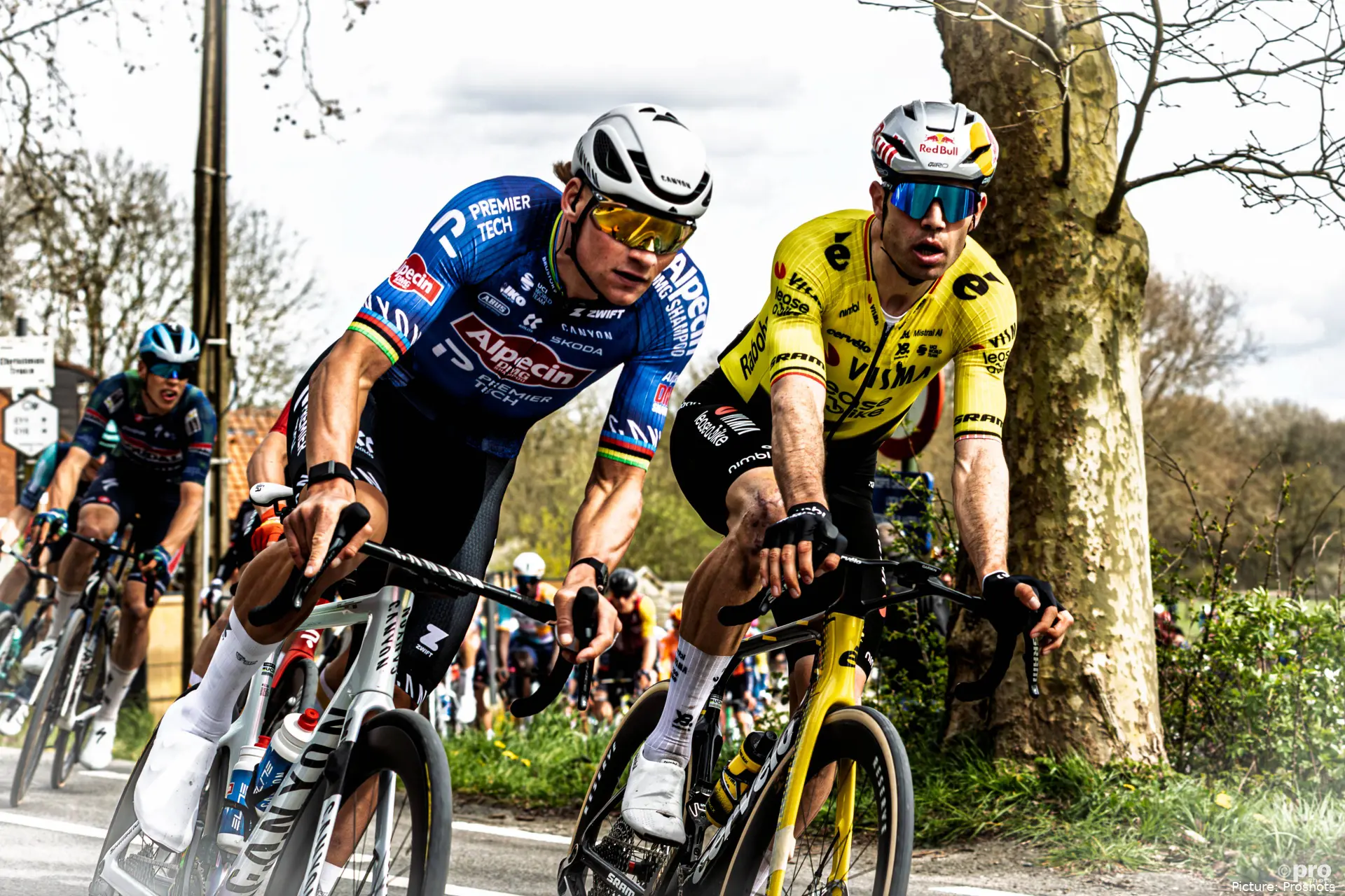 Mathieu van der Poel e Wout van Aert lado a lado na In Flanders Fields 2026