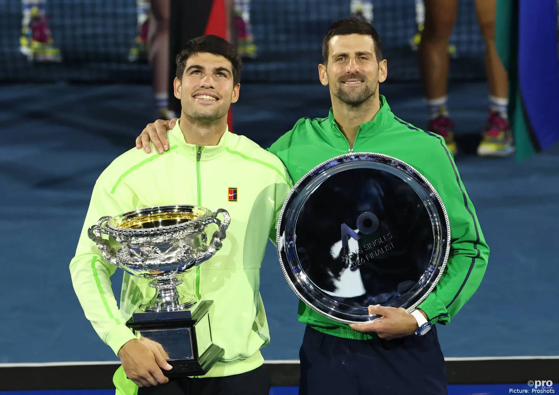 Carlos Alcaraz und Novak Djokovic mit ihren Australian-Open-Trophäen