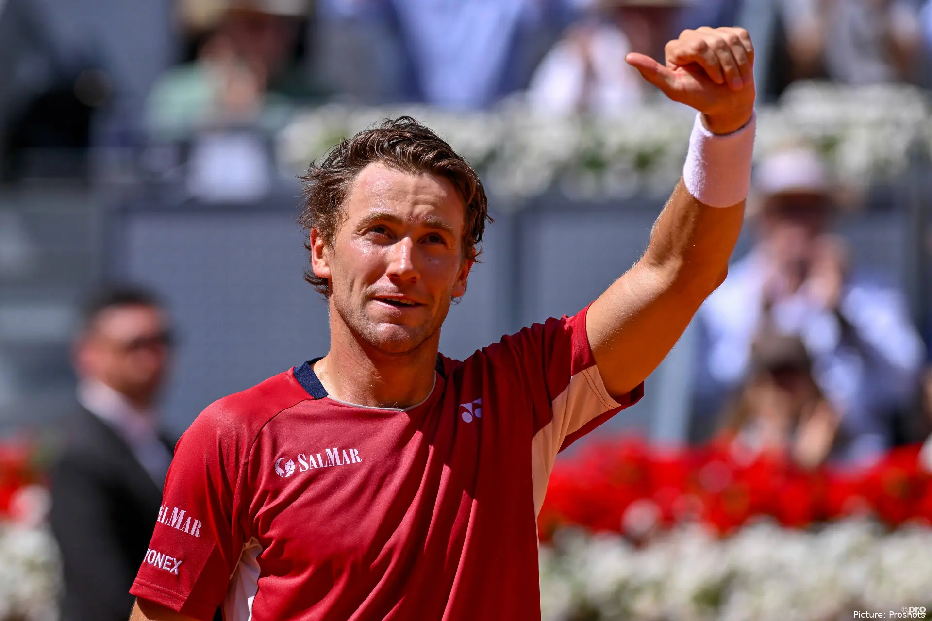 Casper Ruud waving to the crowd in Rome