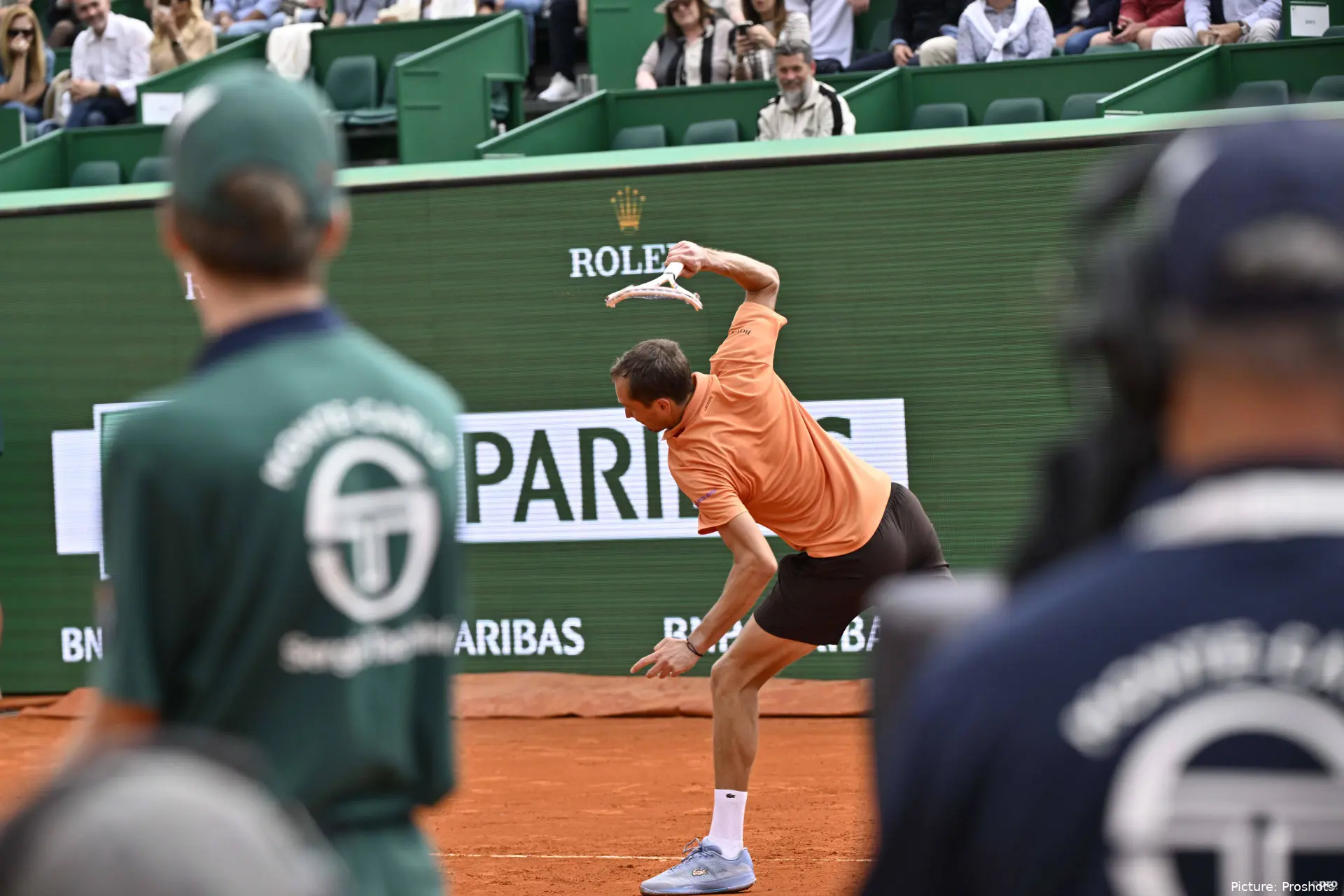 daniil-medvedev-raquet-smash-rolex-monte-carlo-masters-2026
