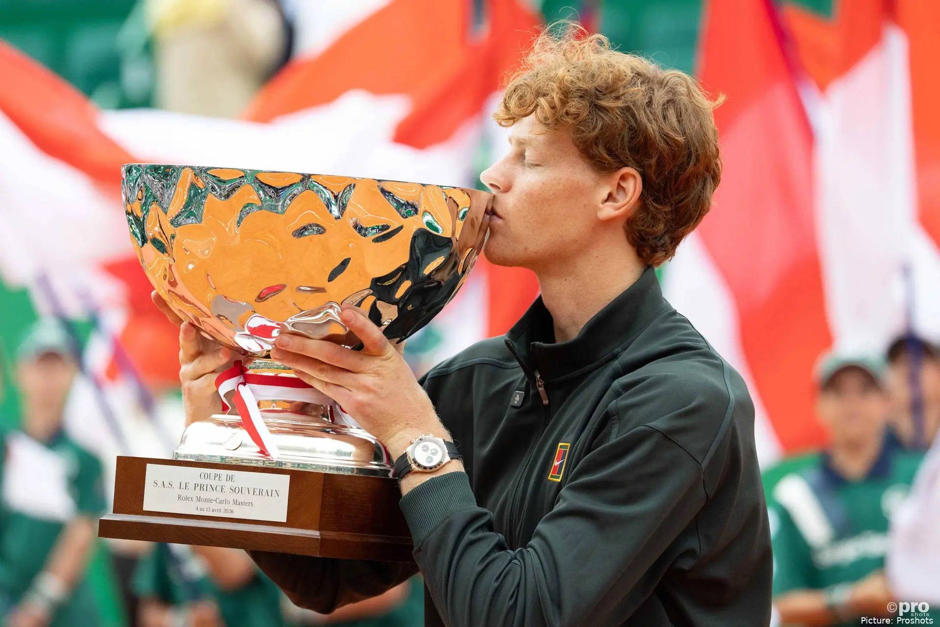 Jannik Sinner kissing his Monte-Carlo trophy
