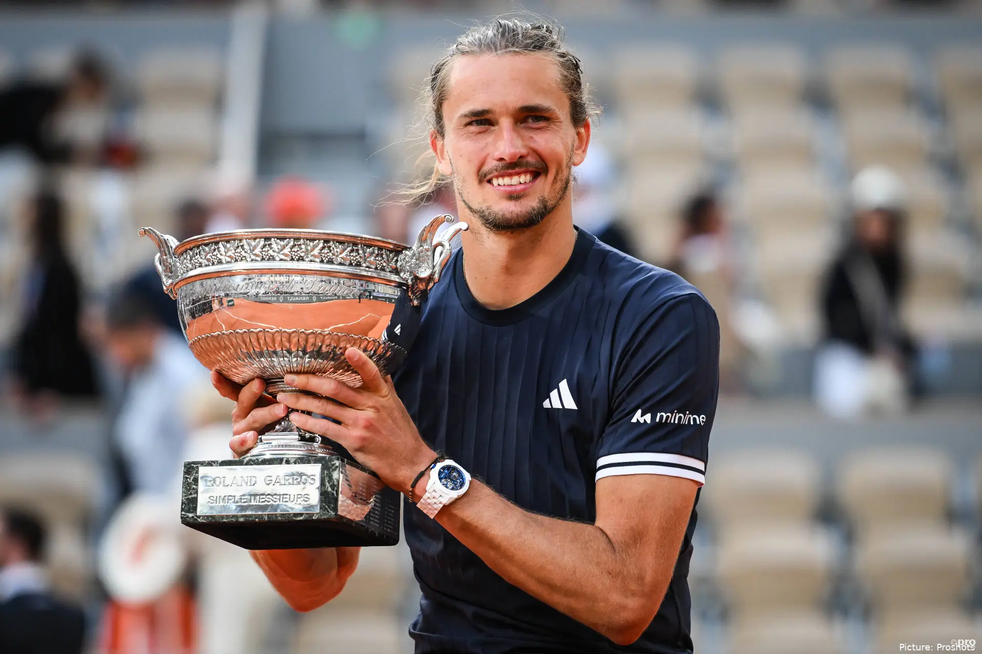 Alexander Zverev holding the Roland Garros trophy