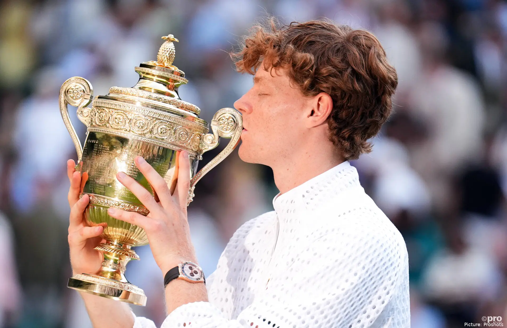 Jannik Sinner kissing Wimbledon trophy
