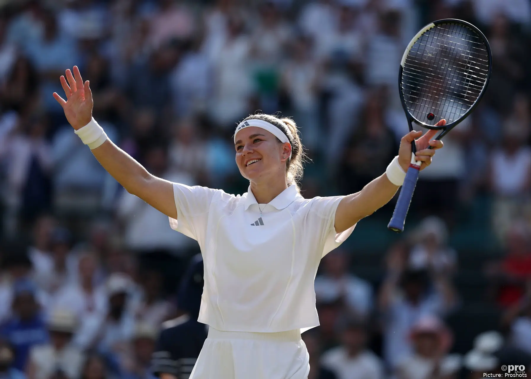 karolina Muchova with her arms in the air