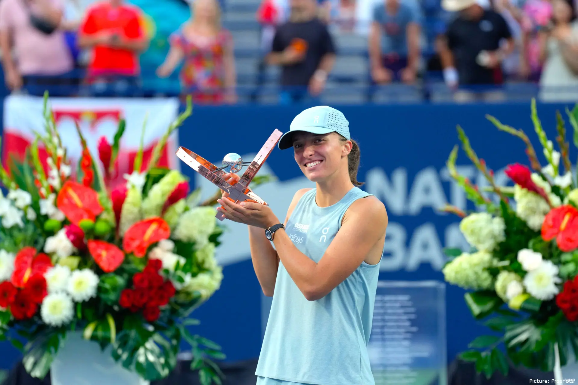 iga-swiatek-canadian-open-trophy