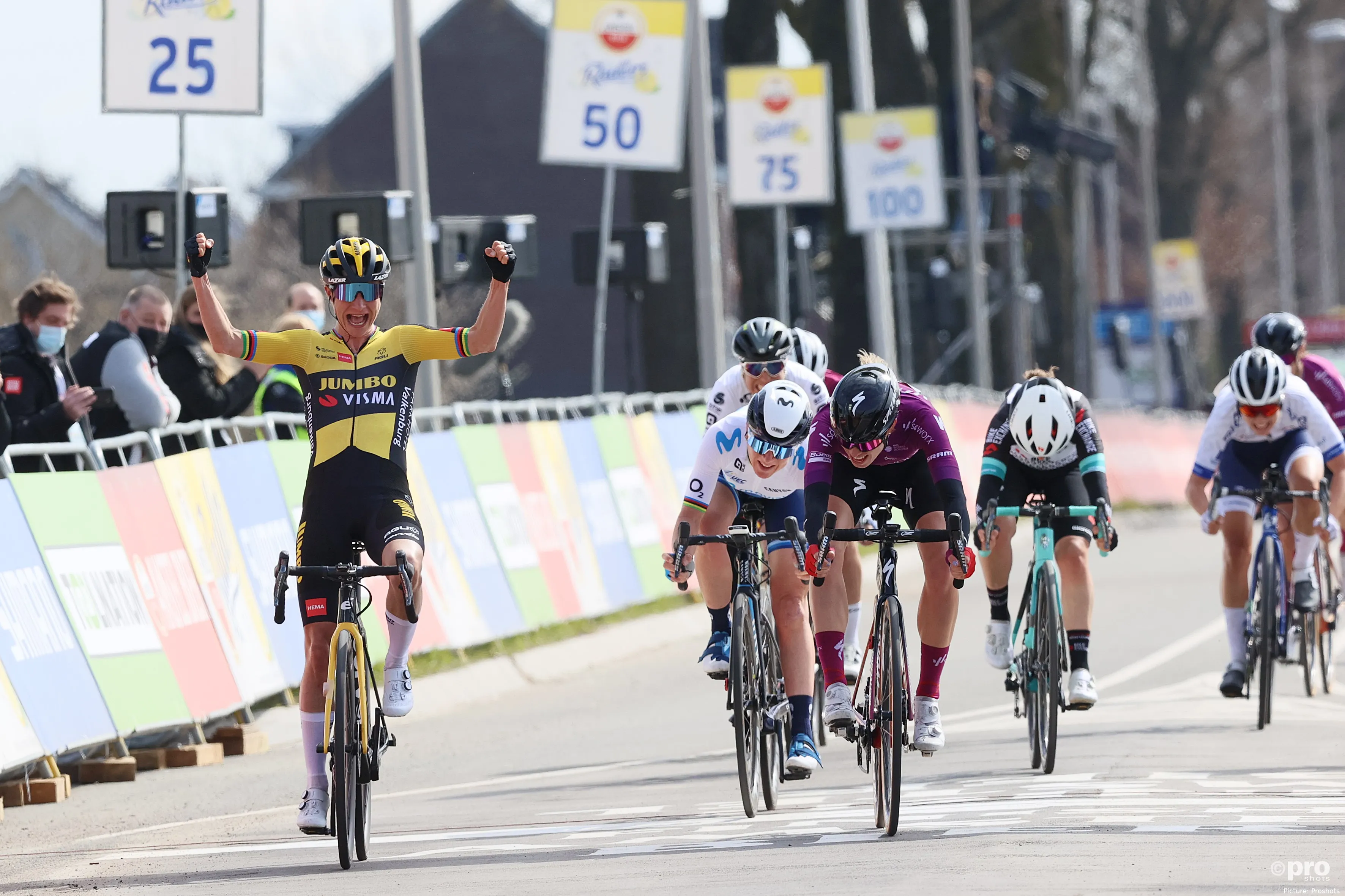 Marianne Vos, celebrando su victoria en la Amstel Gold Race 2024 por delante de Lorena Wiebes