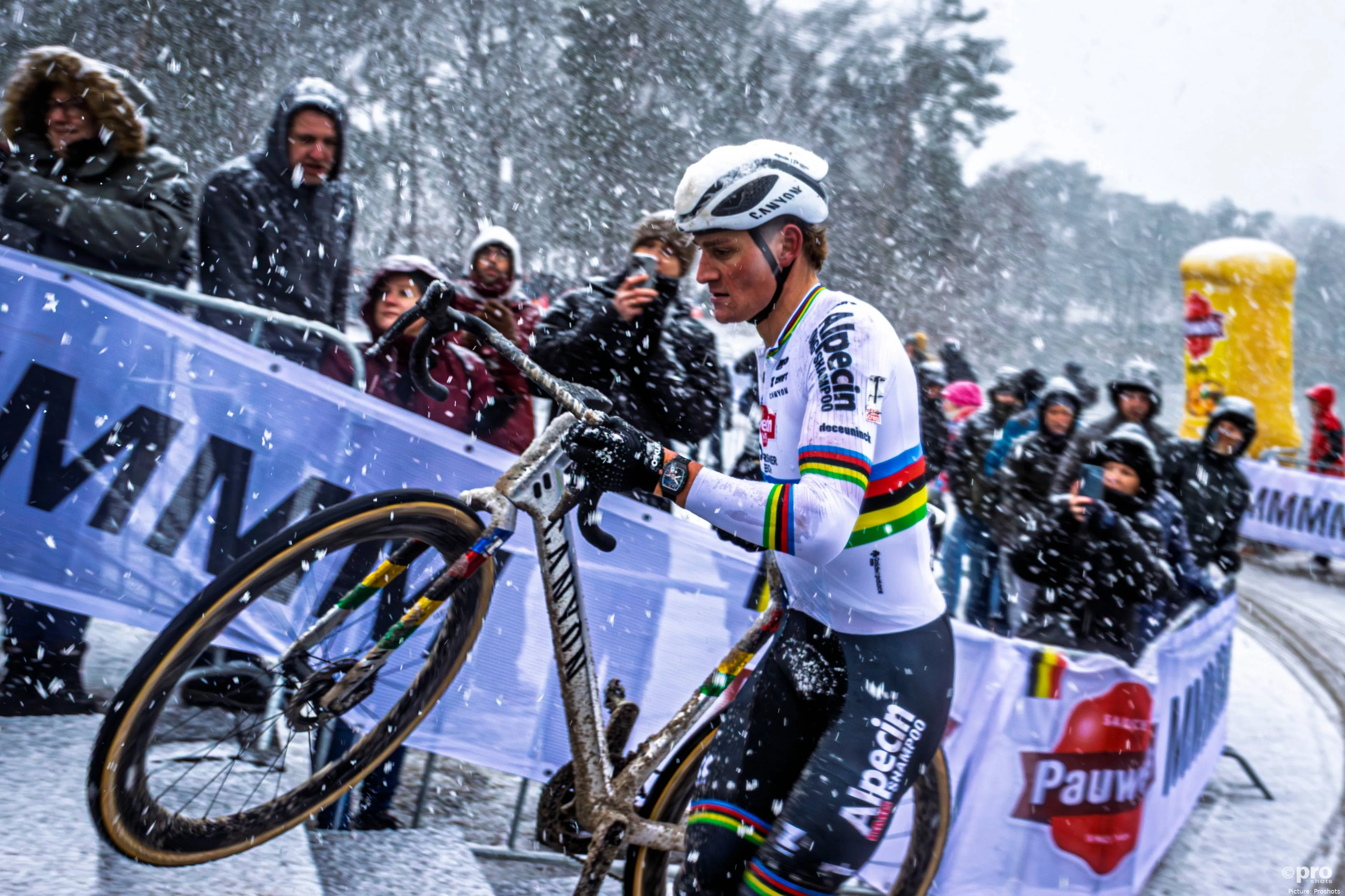 Mathieu van der Poel corre con su bici de ciclocross en la Exact Cross Mol 2026