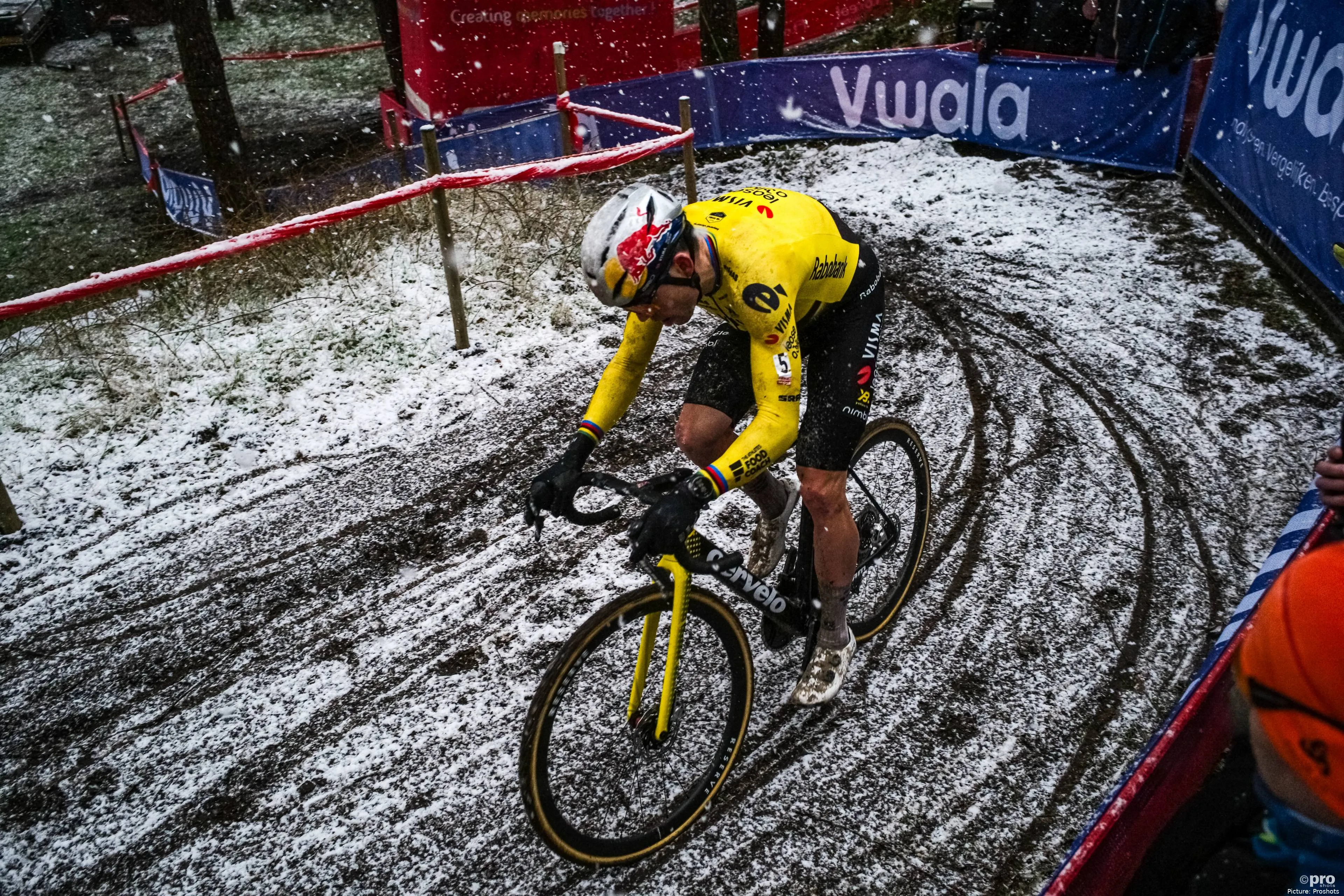 Wout van Aert de Visma en una curva nevada en la Exact Cross Mol