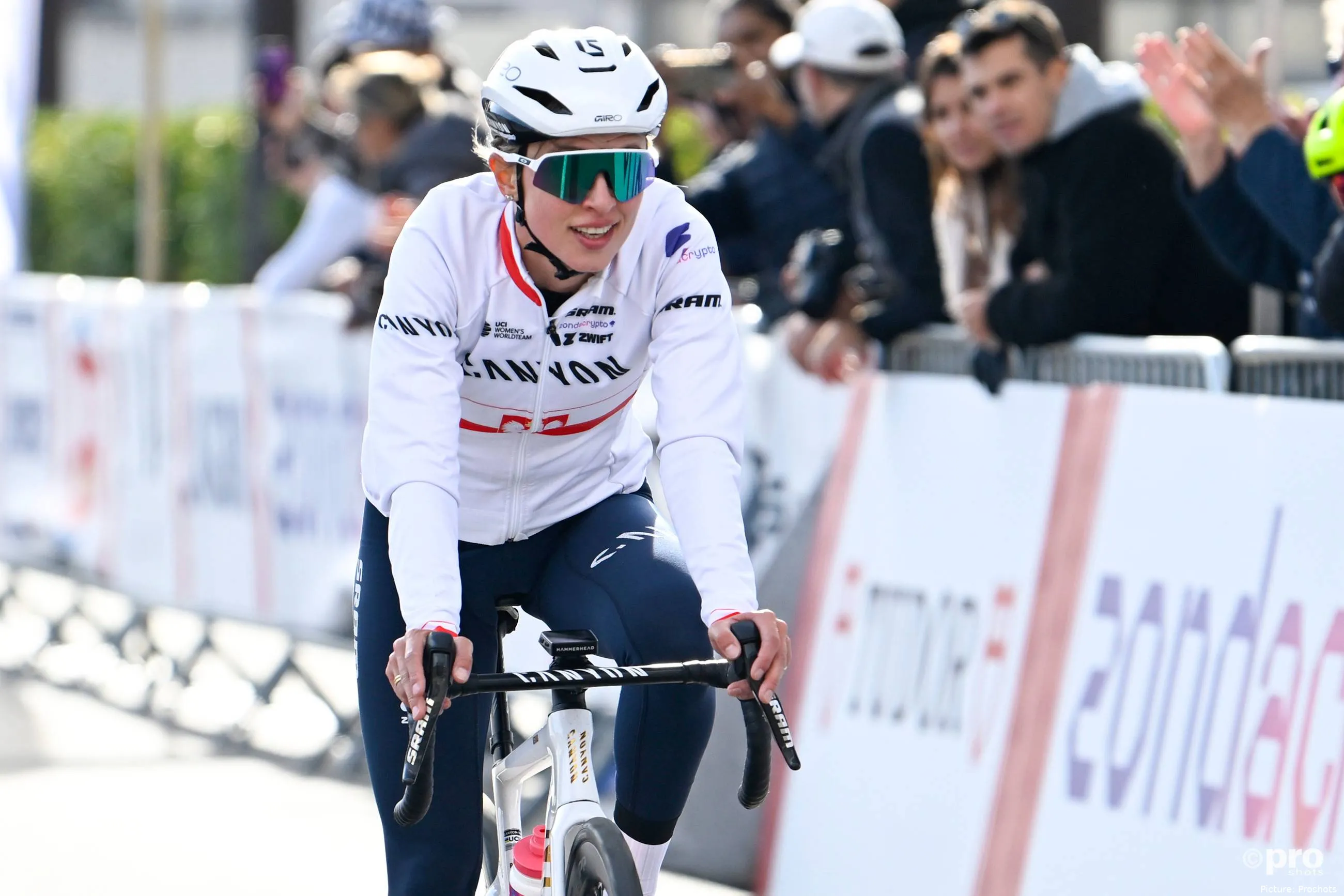 Katarzyna Niewiadoma compitiendo en el Tour de France Femmes 2025