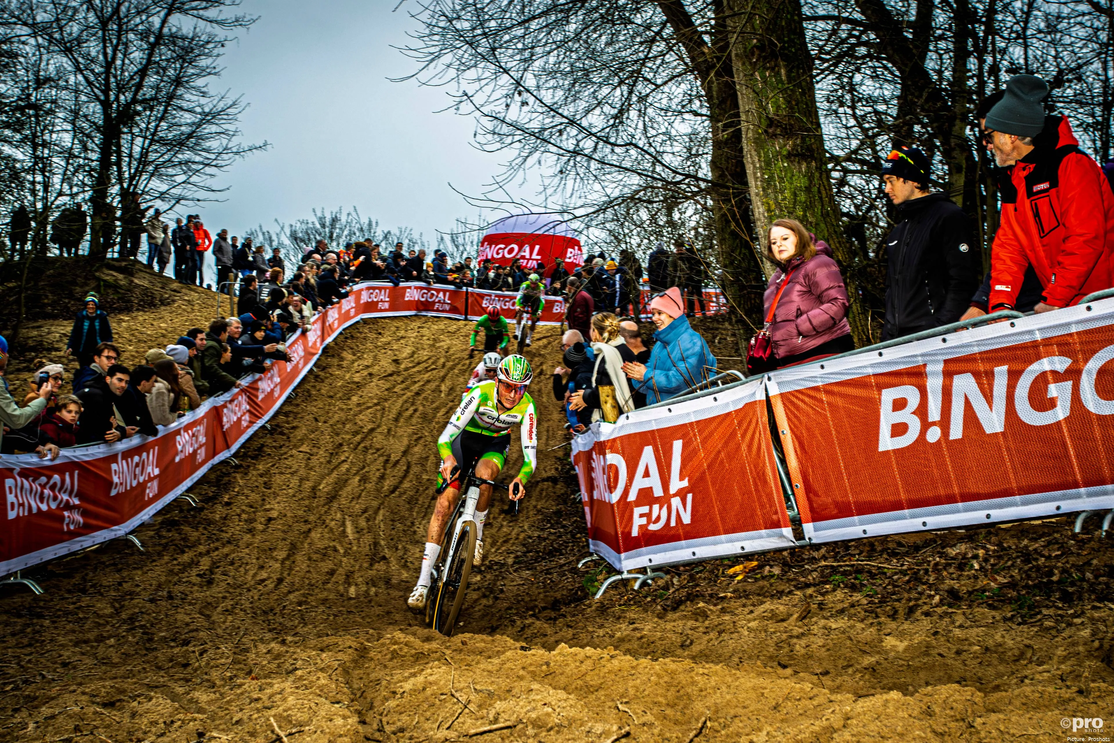 Emiel Verstrynge descending during a cyclocross race