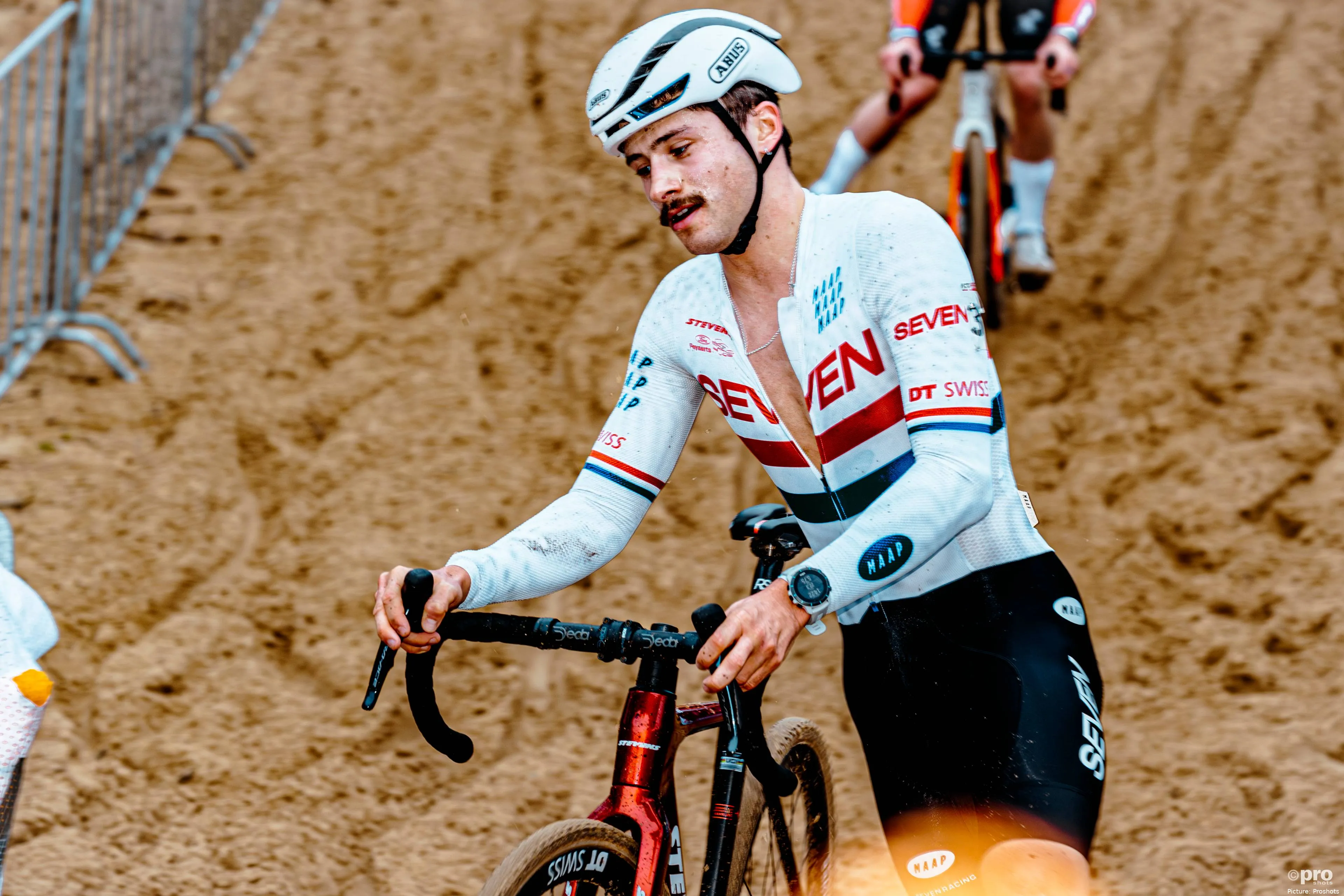 Cameron Mason em ação com a sua bicicleta de ciclocrosse