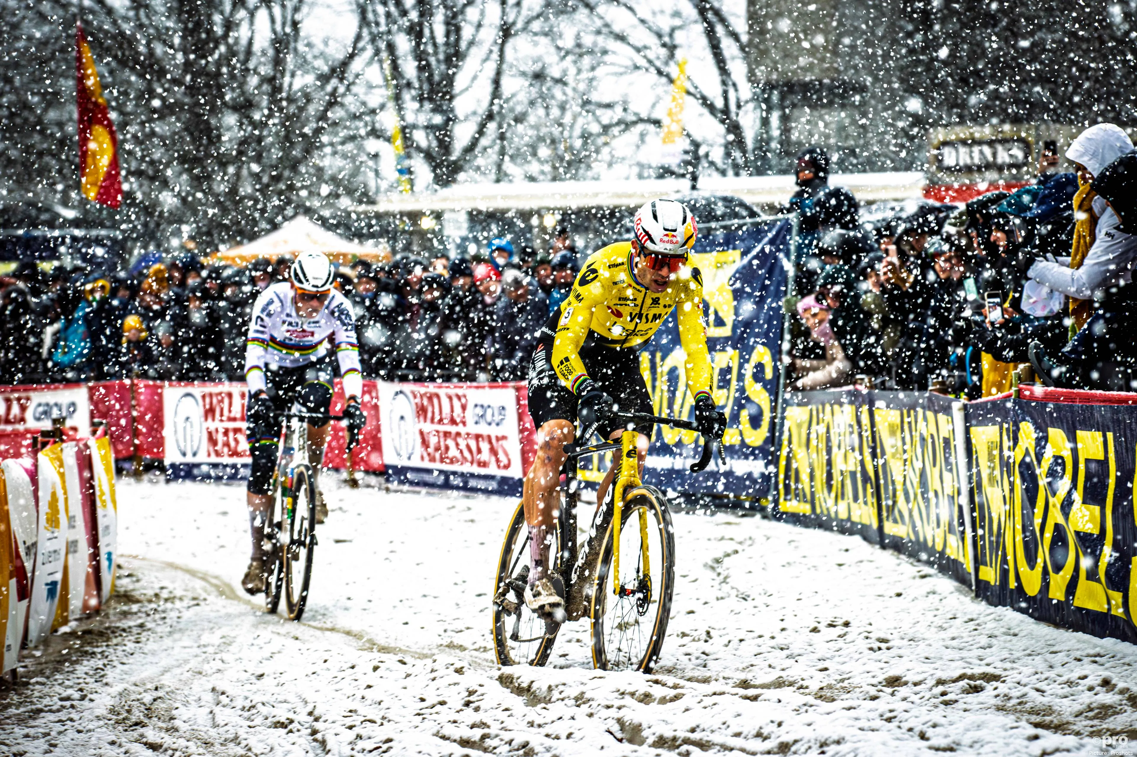 Wout van Aert führt Mathieu van der Poel im Schnee bei der Exact Cross Mol 2026