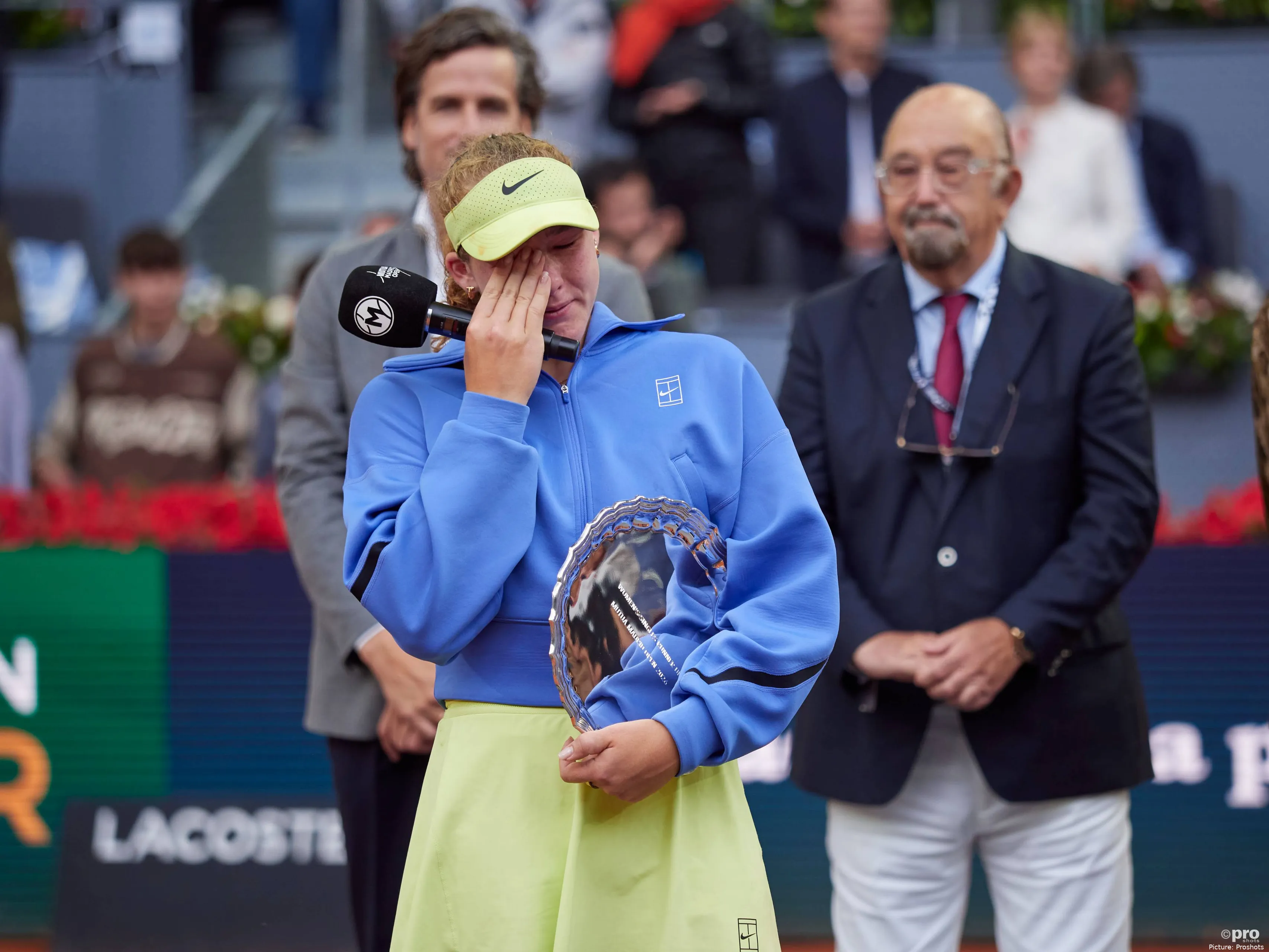 mirra-andreeva-madrid-open-trophy-2026